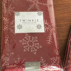 Twinkle Snowflake Table Cloth & Set of 4 Napkins